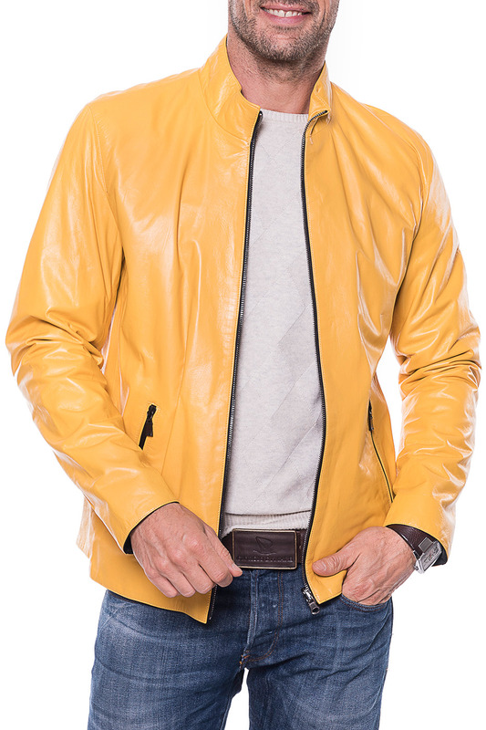 Мужчина в желтой куртке