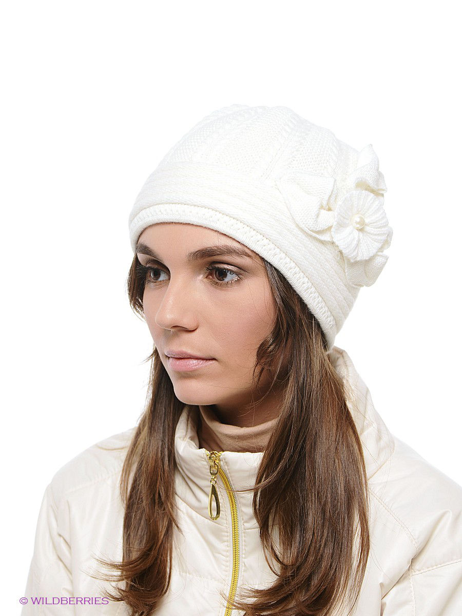 Женская белая шапка