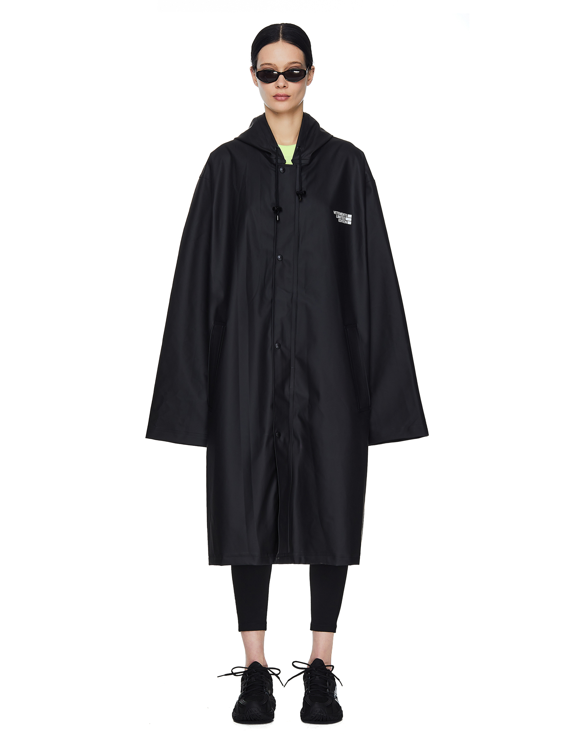 Черный дождевик с принтом Limited Edition - Vetements  UE51CO100B/1304